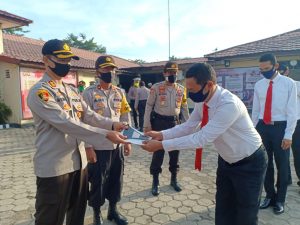 Jaga Kesehatan Anggota Kapolres Dompu Bagikan Masker dan Suplemen.