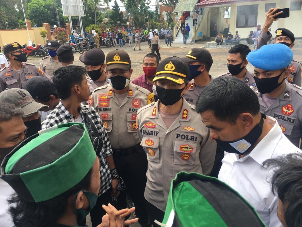 Kapolres Dompu Galang Aksi Unjuk Rasa HMI di Kantor DPRD Dompu Tuntut Proses Hukum Dugaan Korupsi di Perusda.