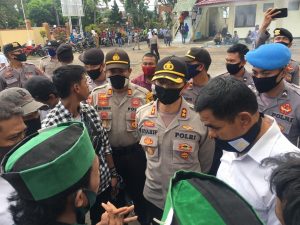 Kapolres Dompu Galang Aksi Unjuk Rasa HMI di Kantor DPRD Dompu Tuntut Proses Hukum Dugaan Korupsi di Perusda.