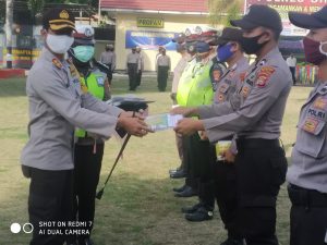 Jaga Kesehatan Personil Polres Bima Serahkan Suplemen dan Masker.