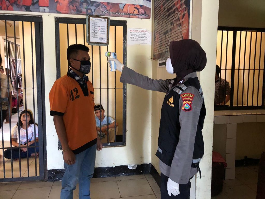 Urkes Bagian Sumda Polres Sumbawa Barat Cek Kesehatan Tahanan.