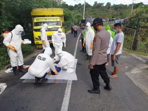 Kelebihan Muatan Truk Pengakut Pupuk Oleng di Tanjakan Seketeng Sumbawa Supir Tewas di Tempat.