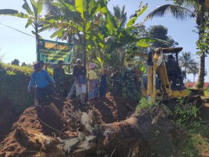 Dandim 1620/Loteng ” Karya Bakti TNI Bantu Tingkatkan Ekonomi Masyarakat