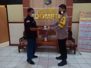 Peduli Kesehatan Awak Media Kapolres Dompu Bagikan Masker