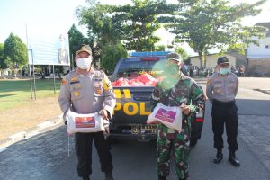 Hari Bhayangkara ke – 74, Polres Sumbawa Barat Serahkan Ratusan Bantuan Sembako Kepada Warga Terdampak Covid-19.