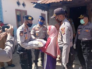 Polsek Hu’u laksanakan bakti sosial Bagikan Beras Bersama PJU Polres Dompu