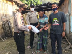 Kapolsek Belo Kabupaten Bima Bagikan Bantuan Sembako Beras Warga Miskin, Peringati Hari Bhayangkata ke 74