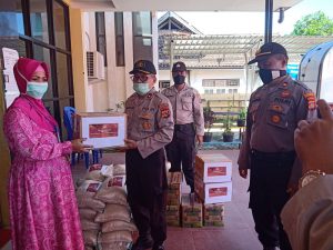Sambut Hari Bhayangkara ke 74, Kabag Sumda Polres KSB Serahkan Bantuan Sembako Kepada Puskesmas BrangRea.