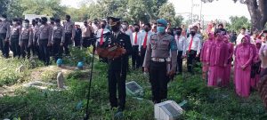Upacara pemakaman Anggota Reskrim Polres Bima Yang Meninggal Karena Kecelakaan.