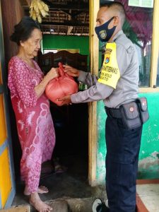 Polsek Jajaran Polres Bima Serahkan Bantuan Beras Warga Terdampak Covid-19