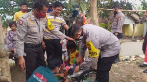 Kapolres Dompu Serahkan Kursi Roda Untuk Putri, Penyandang Disabilitas Umur 6 Tahun