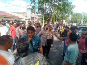 Kapolres Dompu Turun Langsung Tenangkan Masa Yang Mengamuk Karena Truk Aspal Serempet Warga.