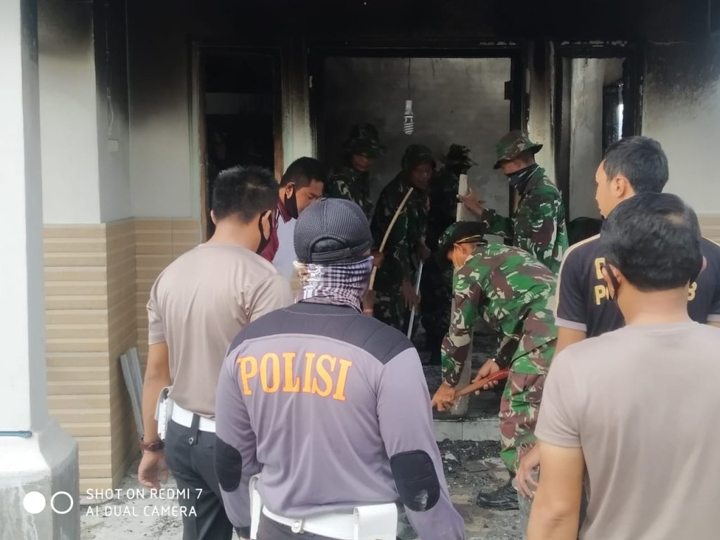 Pasca Kerusuhan di Padolo Bima, Polisi  Bantu Warga Bersihkan Bekas Kebakaran