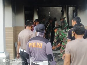 Pasca Kerusuhan di Padolo Bima, Polisi  Bantu Warga Bersihkan Bekas Kebakaran