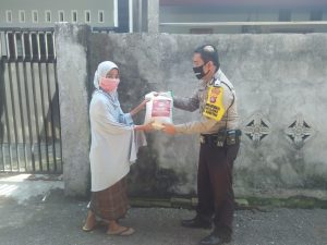 Ringankan Beban Warga Terdampak Covid-19, Bhabinkamtibmas Desa Meninting Senggigi Serahkan Bantuan Beras