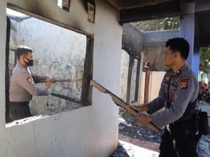Hari Kedua Pasca Rusuh di Padolo, Polres Bima Kembali Gelar Bakti Sosial Bersihkan Puing Bekas Kebakaran