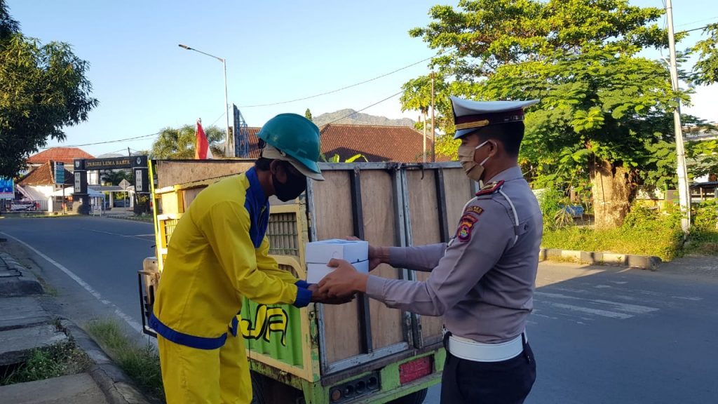 Beri Semangat Petugas Kebersihan, Sat Lantas Polres Sumbawa Barat Bagikan Nasi Kotak Gratis
