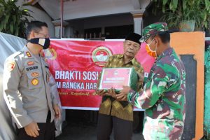 Kapolres Serahkan Bantuan Sembako pada Ponpes dan Warakauri serta Purnawirawan TNI Polri