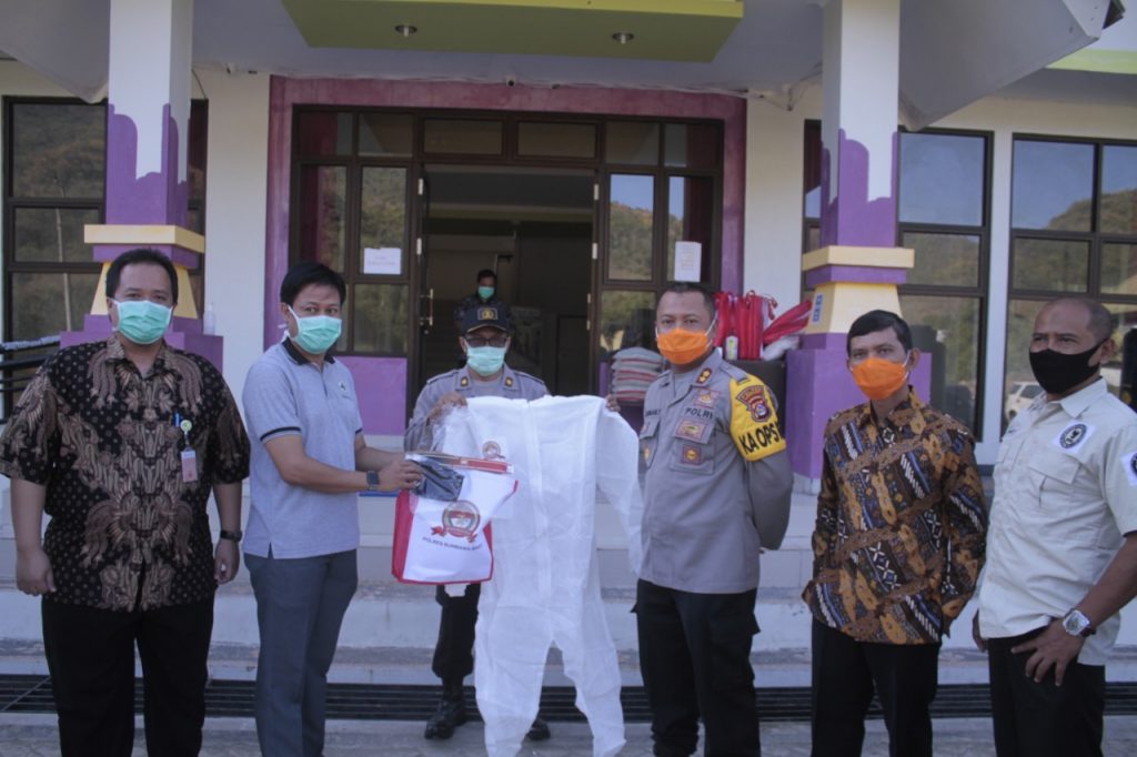 Kapolres dan Wakapolres Sumbawa Barat Bagikan Bantuan Sembako dan Masker Kepada Ponpes,  Rusunawa dan Pensiunan Polri
