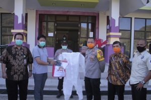 Kapolres dan Wakapolres Sumbawa Barat Bagikan Bantuan Sembako dan Masker Kepada Ponpes,  Rusunawa dan Pensiunan Polri