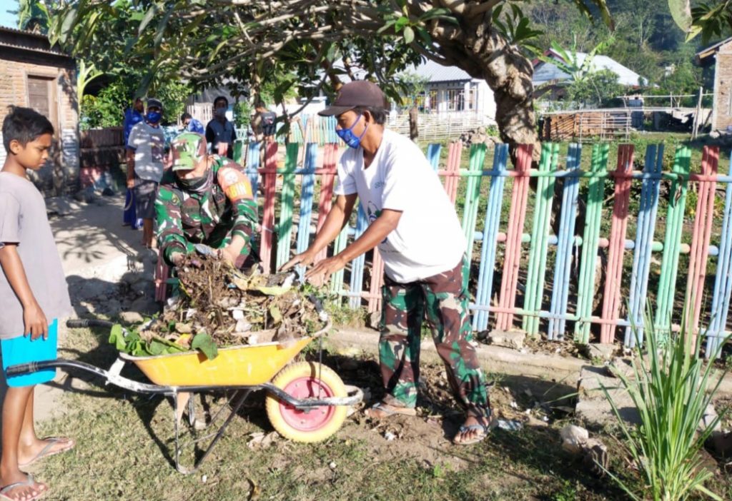 Jelang Lomba Kampung Sehat, Babinsa Kodim 1607/Sumbawa Ajak Warga Gotong Royong.