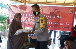 Hari Bhayangkara ke 74, PJU dan Polsek Jajaran Polres Bima Serentak Serahkan Bantuan Beras Kepada Warga