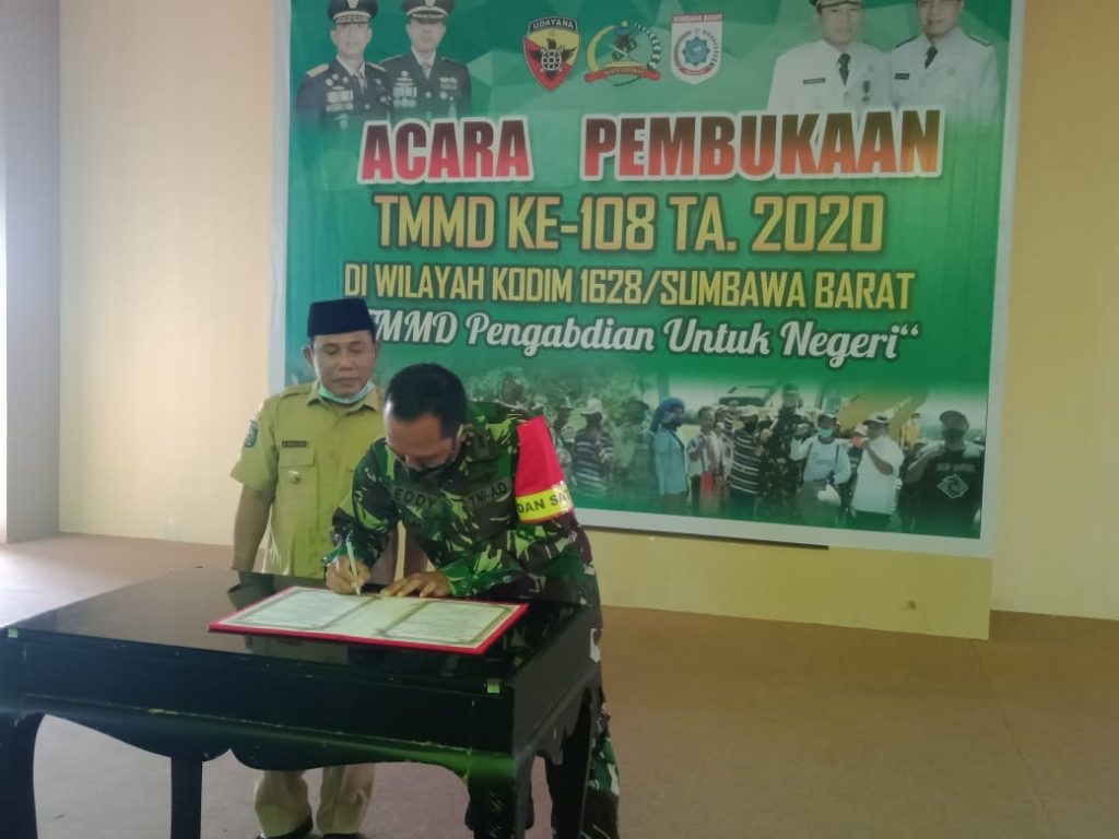 TMMD ke 108 Sumbawa Barat Resmi Dibuka, Bupati Ajak Masyarakat Dukung Semangat TNI Membangun Desa.