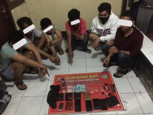 Grebek Sebuah Rumah, Polisi Tangkap 6 Pemuda Yang Asyik Pesta Shabu di Dompu