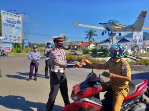 Jelang Hari Bhayangkara ke 74, Sat Lantas Polres Sumbawa Barat Bagikan Masker dan Vitamin Gratis Pada Pengendara dan Ojek