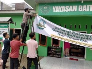 Bhabinkamtibmas Terus Lakukan Pemasangan Spanduk Lomba Kampung Sehat