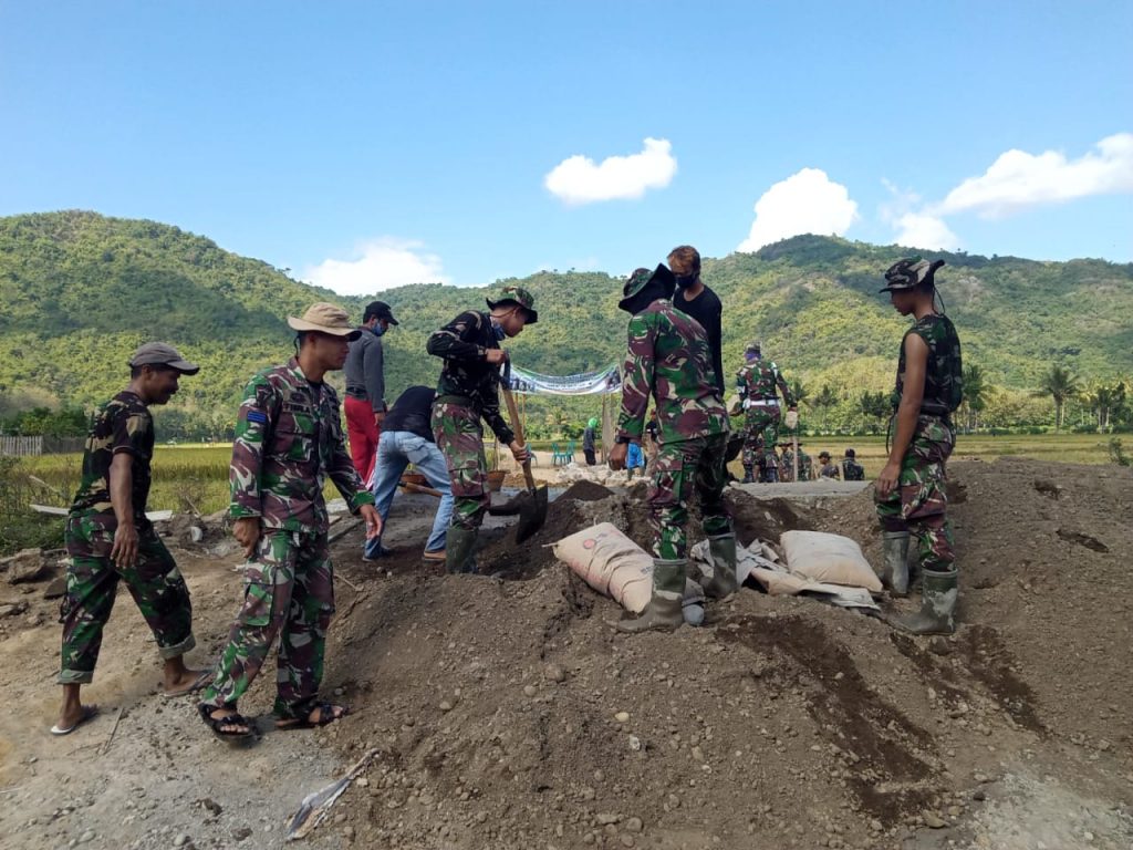 Kebersamaan Tanpa Batas Dalam TMMD 108 Sumbawa Barat, Warga Dusun Batu Melik Anggap TNI Adalah Keluarga.