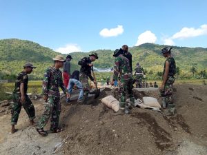 Kebersamaan Tanpa Batas Dalam TMMD 108 Sumbawa Barat, Warga Dusun Batu Melik Anggap TNI Adalah Keluarga.