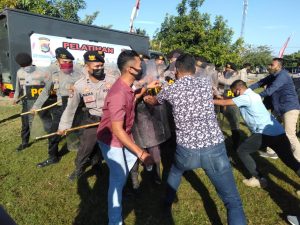 Sat Sabhara Polres Sumbawa Barat Hadang  Pengunjukrasa Yang Mengamuk Sekuat Tenaga