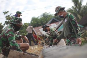 Sinergitas TNI Polri dan Masyarakat di TMMD 108 Sumbawa Barat Bangkitkan Semangat Gotong Royong