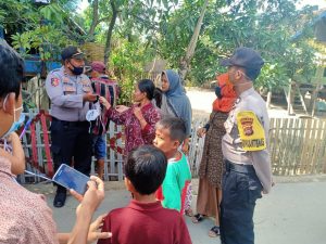 Kapolsek Seteluk Cek Desa Lamusung Persiapan Kampung Sehat Sambil Bagi-bagi Masker