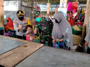Penegakan Disiplin Protokol Kesehatan, Dandim 1607 dan Kapolres Sumbawa Turun ke Lokasi Pasar.