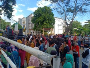 Tuntut Kasus Pembunuhan Segera Diungkap, Puluhan  Masyarakat Desa O’o Datangi Mapolres Dompu