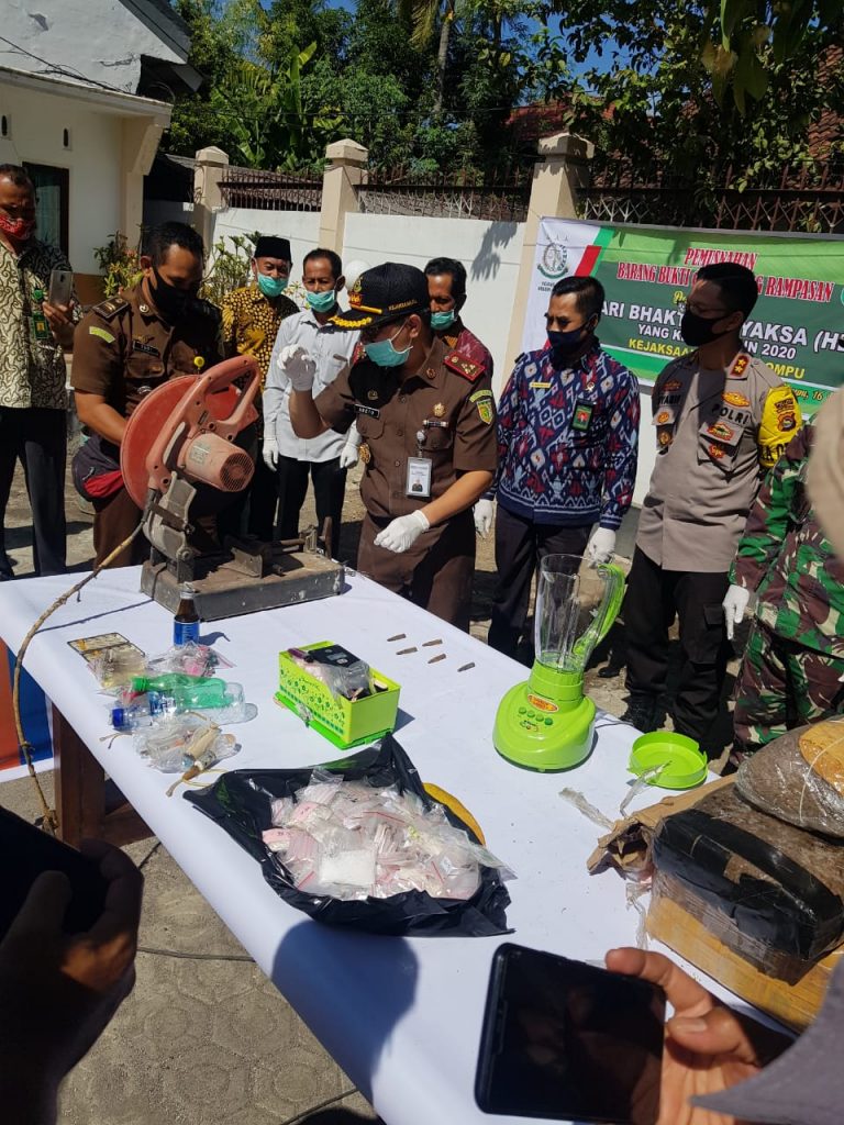 Kapolres Dompu dan Forkopimda  Musnahkan Sejumlah Barang Bukti Tindak Pidana