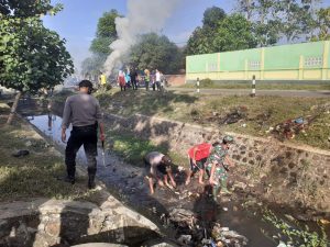 Kapolsek Dompu berpartisipasi dalam kegiatan Gotong royong yang diadakan Dandim 1614 Dompu