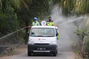 Wujudkan Kampung Sehat, Pemdes Jembatan Kembar Gelar Penyemprotan Desinfektan