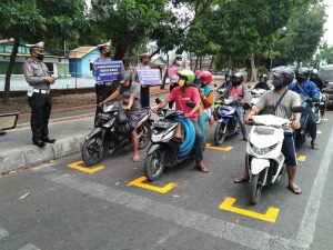 Polres Sumbawa Pasang Tanda Pembatas Jarak di Lampu Merah Cegah Covid-19