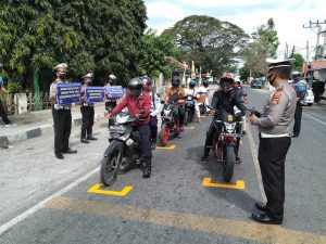 Tanda Jarak Kendaraan di Lampu Stop Cegah Covid-19, Serasa Berada di Sirkuit Balap.