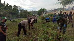 Menuju Kampung Sehat, TNI-Polri dan Masyarakat Sumbawa Giatkan Gotong Royong