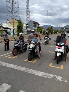 Satlantas KSB Pasang Tanda Jarak Kendaraan di Lampu Stop Cegah Covid-19, Serasa Berada di Sirkuit Balap.
