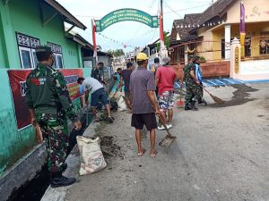 Babinsa Jajaran Kodim 1607/Sumbawa Bersama Masyarakat Bahu Membahu Menata Lingkungannya