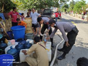 Bantu Kesulitan Warga, Kapolsek Hu’u dan Kasat Sabhara Polres Dompu Bagikan Air Bersih