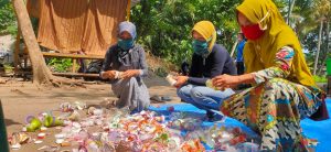 Inovatif,  Ibu-Ibu Desa Kuripan Sulap Plastik Bekas Menjadi Kerajinan tangan  Memiliki Nilai Ekonomis  Lombok Barat