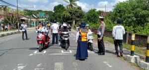 Polres Lombok Tengah Pasang “Tanda Jaga Jarak” di Lampu Merah