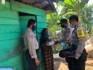 Kapolsek Pekat Bagi Nasi Kotak dan Masker Gratis Warga Tidak Mampu Terdampak Covid-19