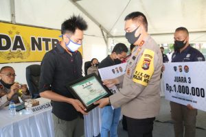 Kapolda NTB Serahkan Hadiah Pemenang lomba Video Pendek Lomba Kampung Sehat